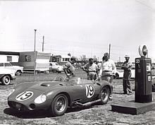 Maseratis legendärer Mechaniker und Testfahrer, Guerrino Bertocchi (links), beaufsichtigt das Betanken der Fangio-Behra 450S vor dem Start der 12 Stunden von Sebring.